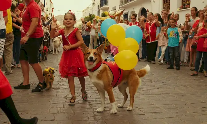 Feliz perros en trajes, desfiles coloridos, luces festivas, decoraciones de fiestas, ambiente lúdico, alegres propietarios, niños sonrientes, animadas actuaciones callejeras, vibrantes paisajes urbanos, cultura canaria, máscaras festivas y globos