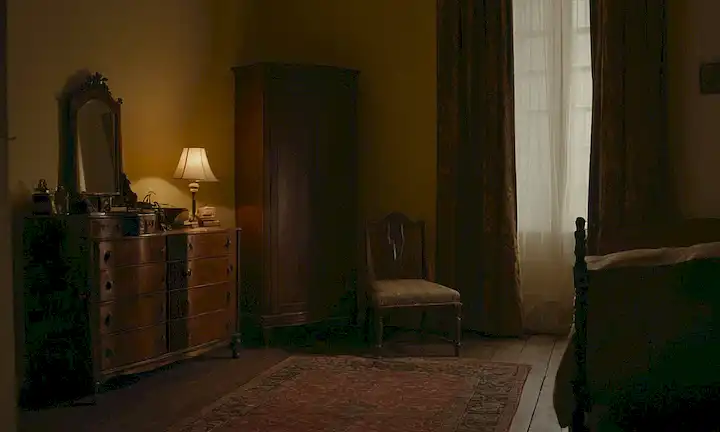 Habitación de estilo de 1920 con una cama individual, muebles de madera desgastados, un armario grande, un olor débil de aire establo, sombras que arrastran desde las esquinas, un sentido de aislamiento, un toque de nostalgia